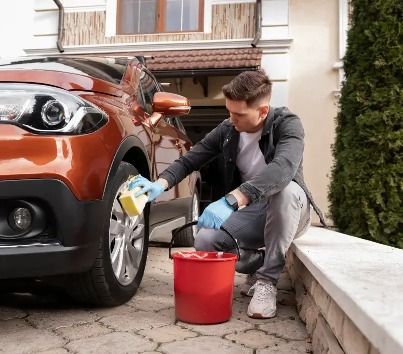 Lavage auto à domicile Montcombroux-les-Mines : professionnel intervenant sur un véhicule